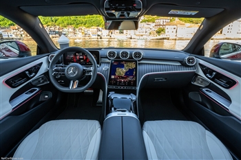 تصویر کلی از فضای داخل کابین خودرو مرسدس بنز CLE 200 Coupe