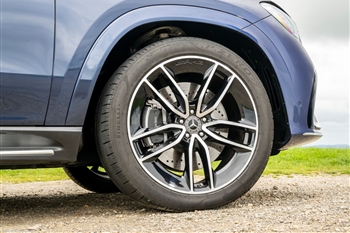 تصویر نمای بسته از طراحی رینگ آلومینومی در خودرو مرسدس بنز GLE 450 کوپه