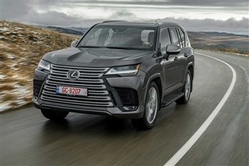نمای جلو لکسوس LX600 با نگاهی به طراحی جلوپنجره و چراغ ها