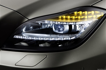 تصویر دیتیل از طراحی چراغ جلو ماشین مرسدس بنز CLS 500 