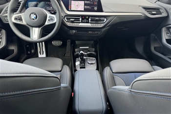 عکس از طراحی داشبورد و تریم داخلی BMW 225L Night Edition
