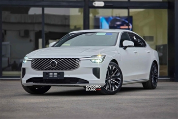 تصویر نمای ظاهری از زاویه سه رخ جلو چپ ولوو S90 PHEV