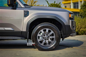 تصویر نمای بسته از طراحجی رینگ های آلومینومی در تویوتا پرادو