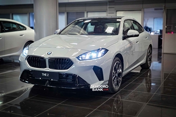 تصویر نمای ظاهری خودرو بی ام و 225L M Sport از زاویه سه رخ جلو چپ