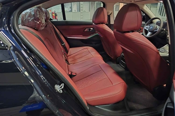 تصویر فضای ردیف عقب داخل کابین BMW i3 eDrive 40L