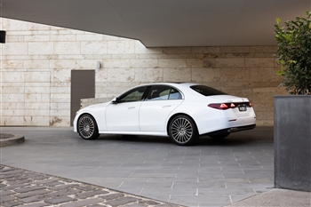 نمای جانبی مرسدس بنز E200 Saloon