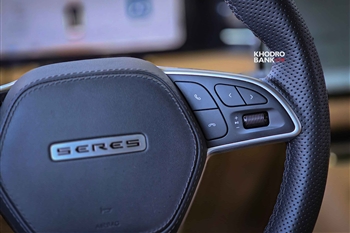 نمای بسته از جزئیات امکانات روی فرمان خودرو ارس HM5