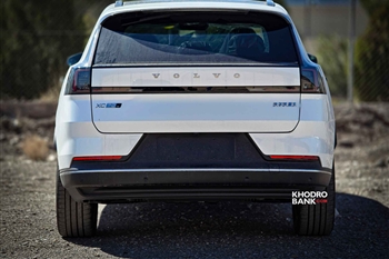 تصویر نمای تمام رخ عقب خودرو ولوو XC70