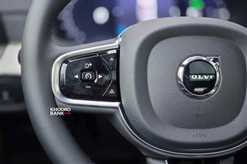 تصویر دکمه های کنترلی روی فرمان ولوو S90 PHEV