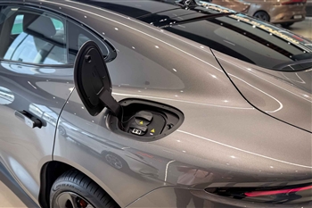 عکس از محفظه نصب شارژر در خودرو الکتریکی آی ام 5