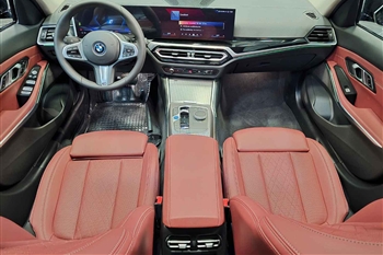 تصویر کلی از طراحی فضای داخل کابین خودرو BMW i3 eDrive 40L