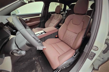 تصویر فضای ردیف جلو و طراحی صندلی های آن در کابین ولوو S90 PHEV