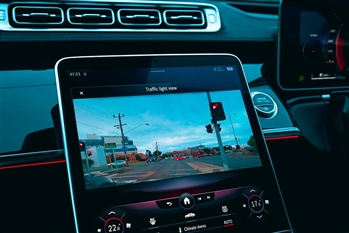 تصویر نمایشگر مرکزی لمسی خودرو مرسدس بنز S450