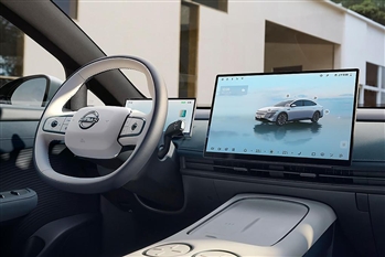 تصویر از نمای داخل کابین نیسان ان 7 با نگاهی به طراحی فرمان و نمایشگر مرکزی