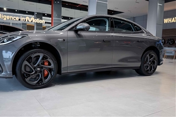 تصویر جانبی و سه رخ جلو چپ از خودرو IM 5