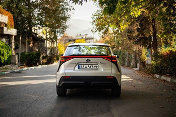 تصویر نمای تمام رخ عقب از خودرو تویوتا BZ4X