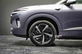 تصویر نمای بسته از طراحی رینگ های بی وای دی سیلیون 06