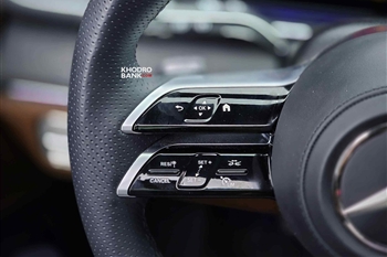 تصویر نمای بسته از دکمه های کنترلی روی فرمان مرسدس بنز GLS 450 4MATIC