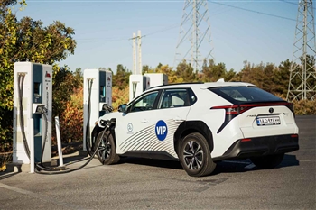 تصویر نمای خارجی از خودرو تویوتا BZ4X در حال شارژ