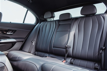 فضای ردیف عقب مرسدس بنز E200 سالون