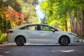 عکس از نمای جانبی TOYOTA COROLLA فیس لیفت