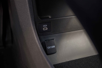 تصویر از جزئیات طراحی و امکانات در کابین خودرو تویوتا BZ4X