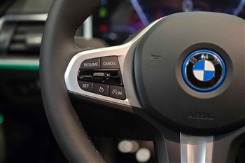 تصویر دکمه های کنترلر روی فرمان BMW i3 eDrive 40L