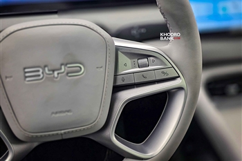 تصویر نمای بسته از دکمه های روی فرمان در ماشین BYD Sealion 06