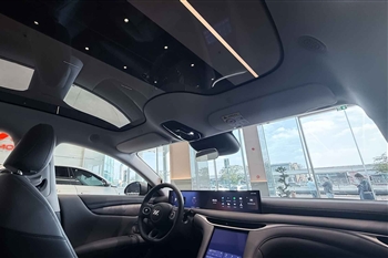 تصویر سقف شیشه ای از داخل کابین خودرو IM 5