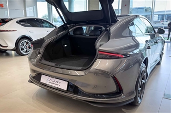 تصویر باز شدن در صندوق در خودرو لیفت بک IM 5