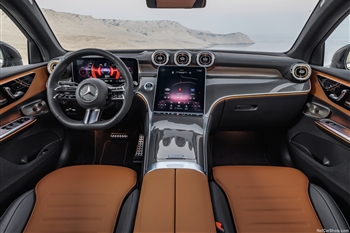 تصویر فضای داخل کابین خودرو مرسدس بنز GLC 200 Coupe