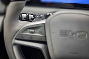 تصویر نمای بسته از دکمه های روی فرمان در ماشین BYD Sealion 06