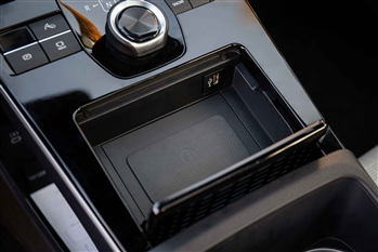 تصویر از جزئیات طراحی و امکانات در کابین خودرو تویوتا BZ4X