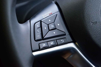 تصویر نمای بسته از کلیدهای کنترلی روی فرمان نیسان قشقایی آنر