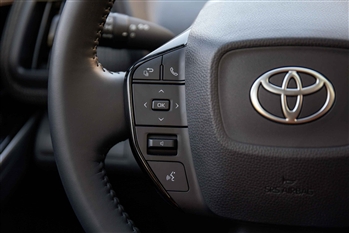 عکس از جزئیات طراحی فرمان ماشین تویوتا BZ4X