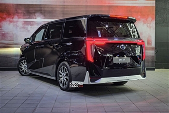 نمای سه رخ عقب ترامپچی E9