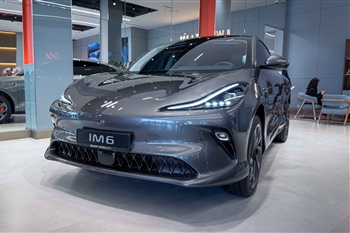 تصویر نمای ظاهری از خودرو IM 6 از زاویه سه رخ جلو چپ