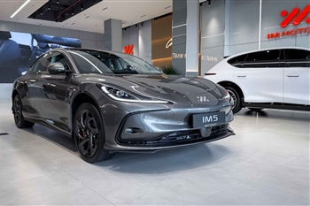 عکس از نمای ظاهری IM 5 از زاویه سه رخ جلو راست