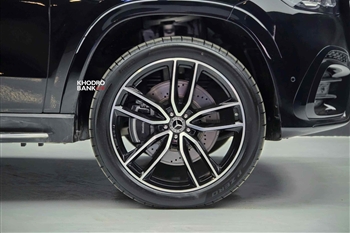 تصویر نمای بسته از طراحی رینگ های آلومینومی اسپرت خودرو مرسدس بنز GLS 450 4MATIC