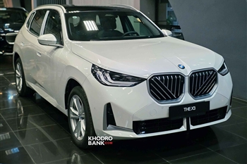 تصویر سه رخ جلو راست خودرو BMW X3 xDrive 25L