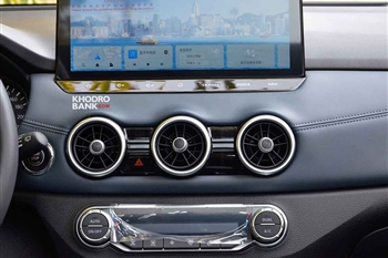 تصویر نمای بسته از طراحی سیستم مالتی مدیا و نمایشگر لمسی در ماشین نیسان قشقایی آنر