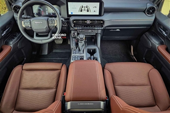 تصویر کلی از نمای داخل کابین تویوتا پرادو 2025