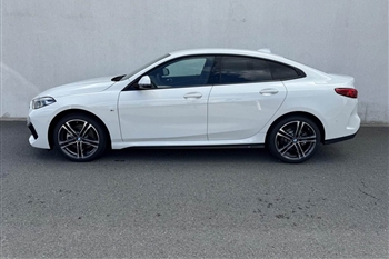 عکس از نمای ظاهری تمام رخ چپ ماشین BMW 225L Night Edition از 