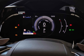 تصویر نمای بسته از کلاستر دیجیتالی پشت فرمان لکسوس NX350h