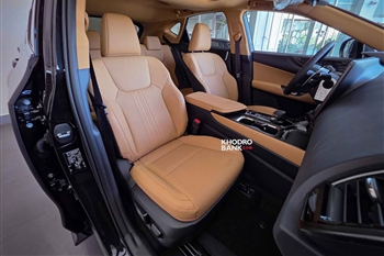 تصویر صندلی های جلو و فضای کابین در لکسوس NX350h