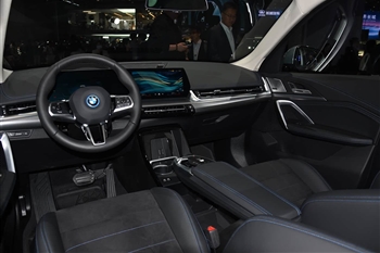 بی ام و iX1 xDrive 30L - 11