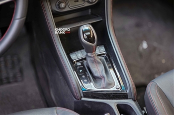 تصویر کنسول میانی و سلکتو دنده در ماشین کی ام سی SR3