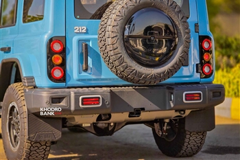 تصویر نمای بسته از طراحی بخش عقب خودرو شاسی بلند 212 نویگیتور