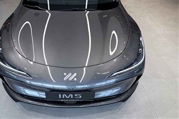 تصویر کاپوت و دماغه IM 5 از نمای بالا