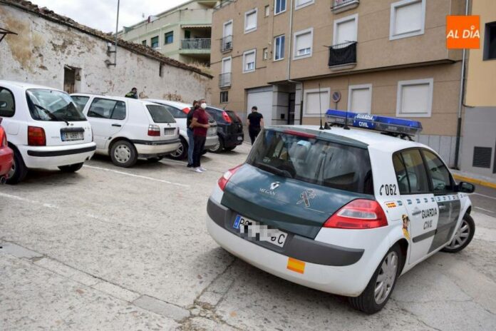 مردی در اسپانیا روی بدنه 57 خودرو پشت سر هم خط کشید! +‌ عکس